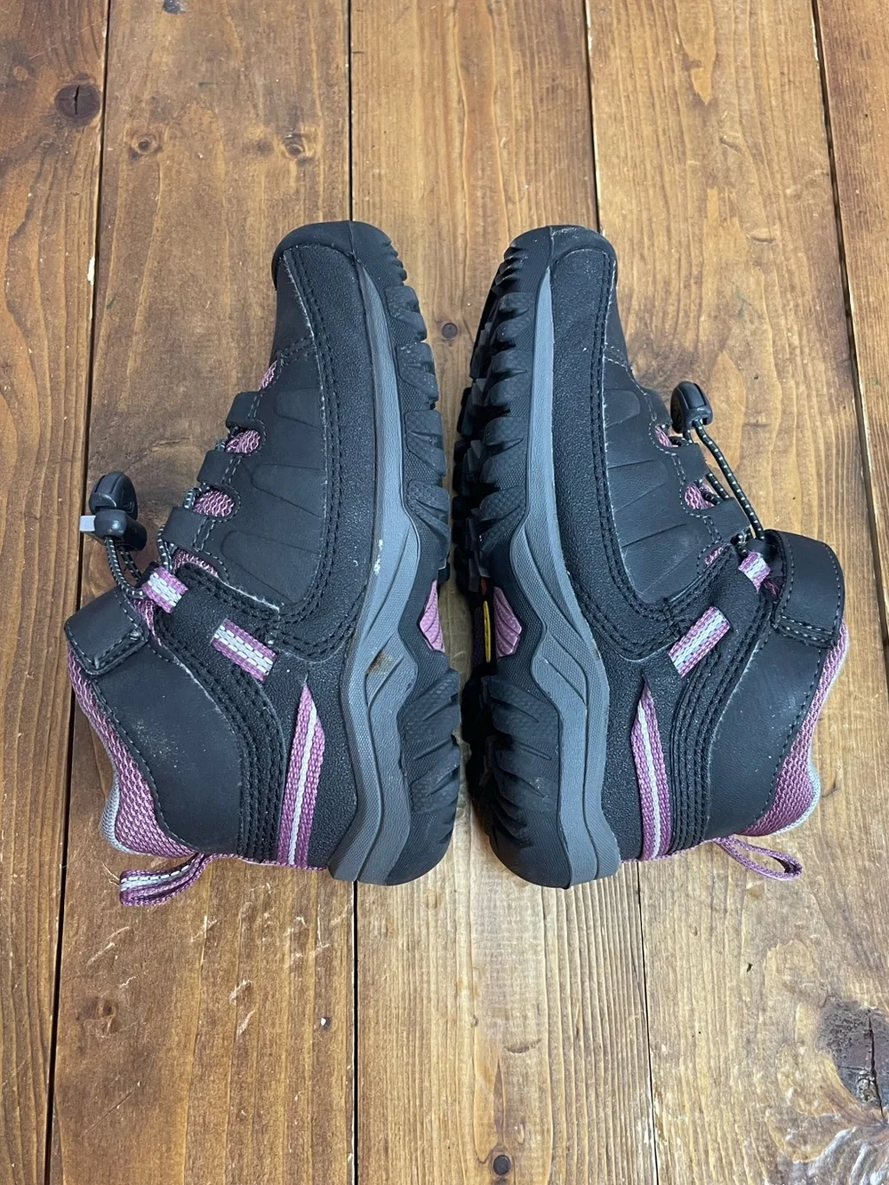 Keen girls size 10 targhee water proof hiking boots black and purple